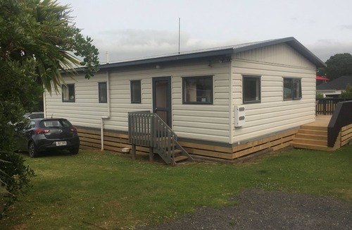 Raglan House | 2 bedroom modern Raglan beach retreat large outdoor deck 200 meters to town