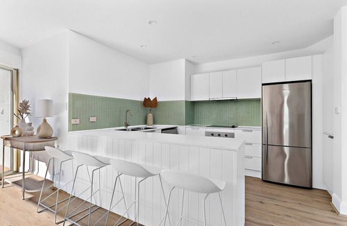 Noosa Heads Apartment | 2 Bedroom Riverfront Apt Top Floor | Pet Friendly