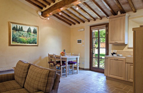 Gambassi Terme Apartment | 2-bedroom rustic apartment in charming Gambassi with WiFi