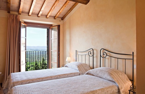 Gambassi Terme Apartment | 2-bedroom rustic apartment in charming Gambassi with WiFi