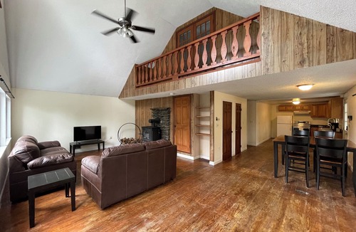 Hubbardston House | 2 Bedroom Spacious Cottage on pond
