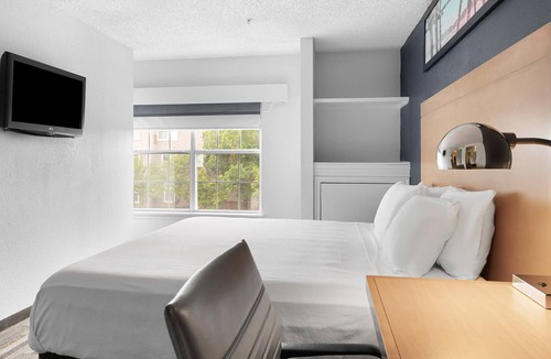 Gateway Apartment | 2 Bedroom Suite - Domain area with a pool