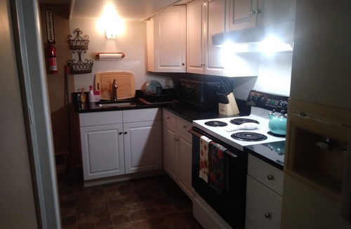 Witmer House | 2 bedroom suite with a full kitchen, living room, and a full bathroom.