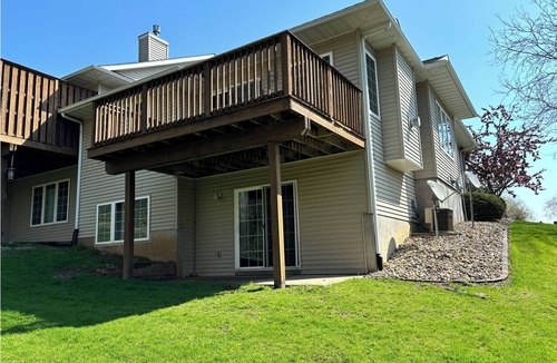 Weber House | 2-bedroom townhome in prime location in Iowa City with AC, WiFi