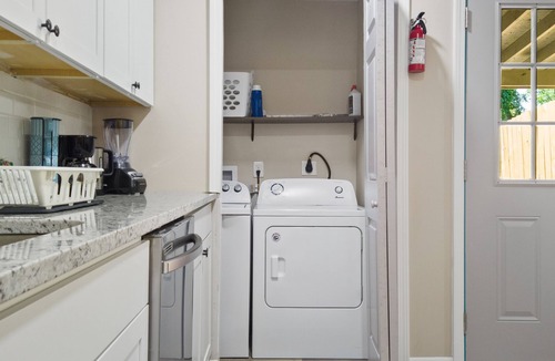 Mableton House | 2 Bedroom Townhouse Fire Pit - BBQ - Fun Relax
