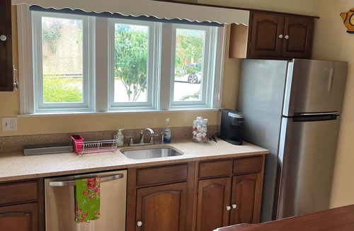 Wardour Cottage | 2-bedroom waterfront Cottage in Annapolis, MD. Cove of Cork, view of the Severn.