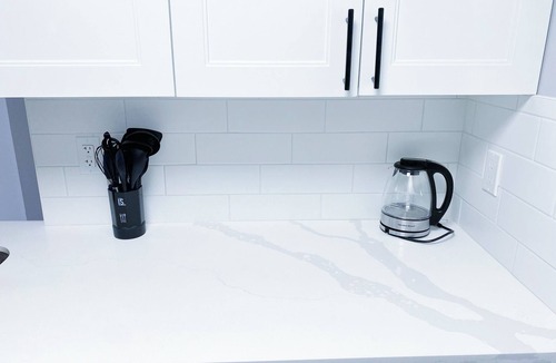 Waterloo Apartment | 2-bedroom with 1 Parking, WIFI, SmartTV, Netflix, Laundry and Kitchen. Sleeps 6.