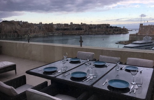 Senglea Apartment | 2 Bedroomed Seafront Penthouse, fully Air Conditioned, with a breathtaking View