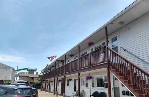 Hampton Apartment | 2 bedrooms with a shared pool. apt4