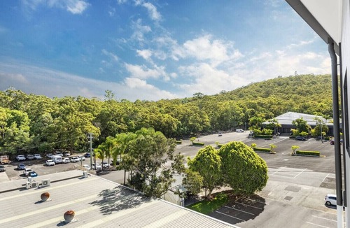 Mount Gravatt House | 2 Beds Apt Walk to Shops & Trails/12 Mins to CBD