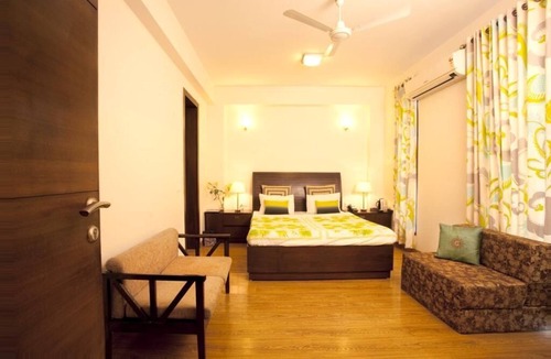 Sector 40 Bed & Breakfast | 2 BHK Luxury Serviced Apartment Cyber Park (Perch)
