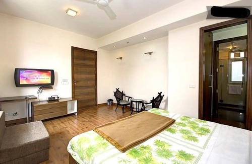 Sector 40 Bed & Breakfast | 2 BHK Luxury Serviced Apartment Cyber Park (Perch)