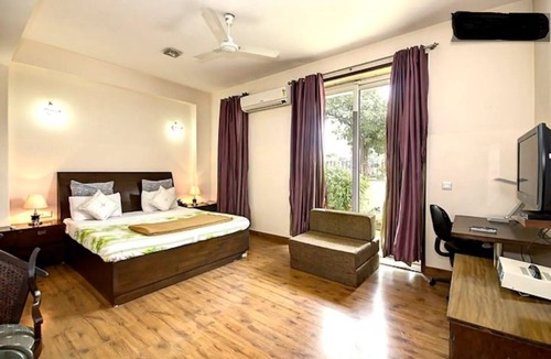 Sector 40 Bed & Breakfast | 2 BHK Luxury Serviced Apartment Cyber Park (Perch)