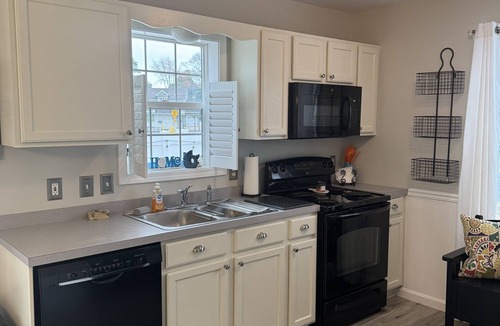 Ann Acres House | 2 Blocks to the Beach! Cozy 4BR Ranch, 7-Car Parking & Huge Patio