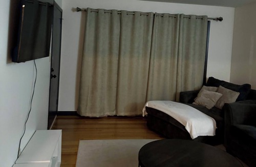 Albany Apartment | 2 BR 1 Ba apartment, 2 min walk to Albany Med, w/off street parking & Washer/D