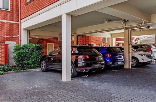 North Adelaide Apartment | 2 BR Apartment with Car Parking on Melbourne Street