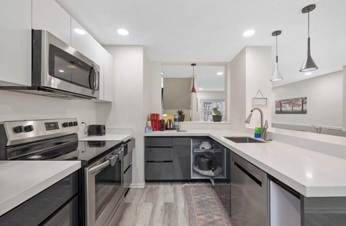 Reston House | 2 BR Bright Chic DC20min, IAD 10 min, Metro