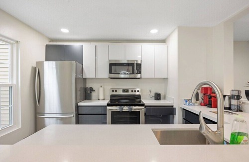 Reston House | 2 BR Bright Chic DC20min, IAD 10 min, Metro
