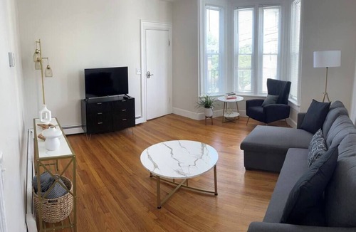 Mount Pleasant Apartment | 2 BR. Free Parking. 7 min to Federal Hill. 30 Min to Gillette Stadium. APT 2