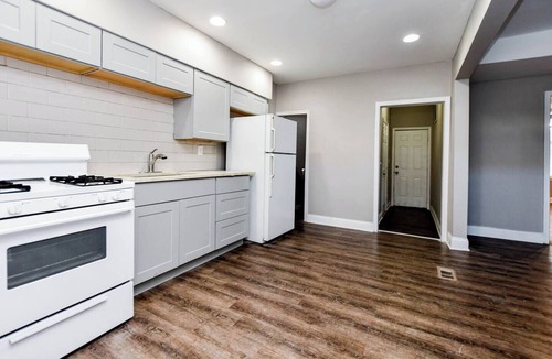 Parkview/Woodbrook Apartment | 2 BR., FREE WIFI & Laundry, Mondawmin Metro, Mall and Baltimore Druid Hill Park