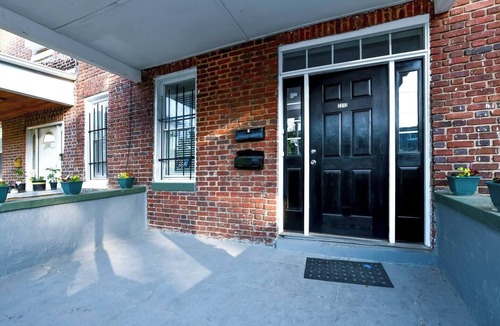 Parkview/Woodbrook Apartment | 2 BR., FREE WIFI & Laundry, Mondawmin Metro, Mall and Baltimore Druid Hill Park