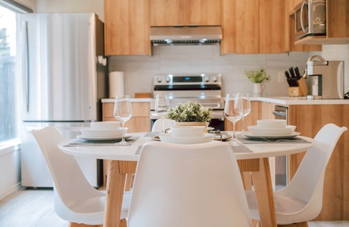 Edgemont House | 2 BR Suite, KING Bed, Sleeps 5, close to YYC / U of C