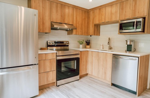 Edgemont House | 2 BR Suite, KING Bed, Sleeps 5, close to YYC / U of C