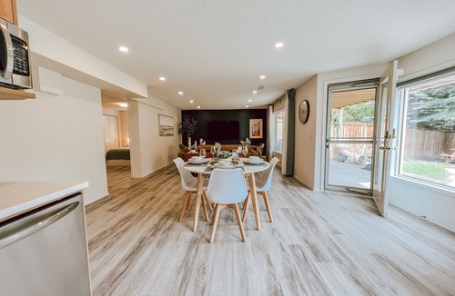 Edgemont House | 2 BR Suite, KING Bed, Sleeps 5, close to YYC / U of C