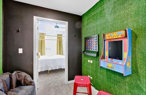Downtown Jacksonville Apartment | 2 BR suite with game room & amenities
