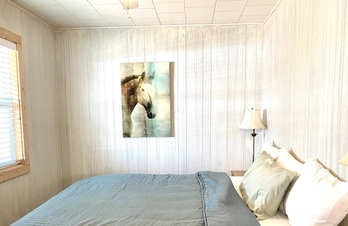 Diamond City Cottage | 2 Brdm House at Diamond City Lakeside Resort. Perfect for Family and Friends!