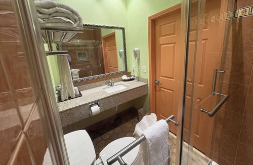Humble Hostel | 2 Budget-Friendly Rooms w/Kitchenette & Free Parking