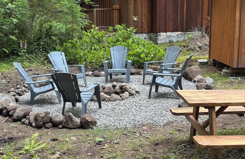 Rhododendron Cabin | 2 Cabins One Epic Getaway! 2 Hot Tub, 9 beds, Fast Wifi, AC, Pet Friendly, Creek