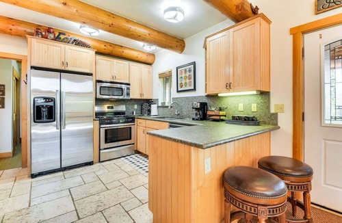 Arnold House | 2 Cabins! Sleeps 17, Ping Pong, Gas Fire Pit & BBQ