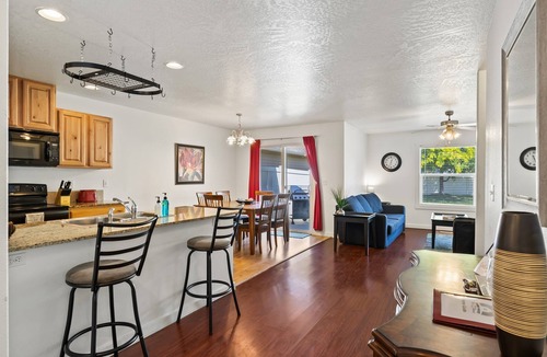 Meridian House | 2 Charming Homes | Private Yards | Sleeps 16 (9890)