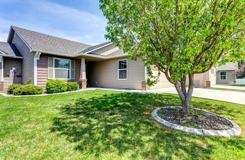 Meridian House | 2 Charming Homes | Private Yards | Sleeps 16 (9890)