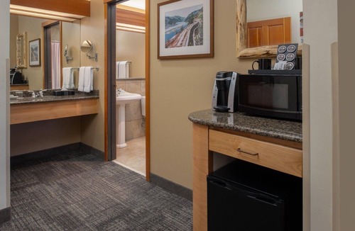 Vancouver Hotel | 2 Charming Lodge-Style Rooms w/Heated Pool & Courteous Staff