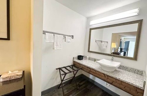 Ridgeway Hotel | 2 Charming Rooms Perfect for Groups & Families+ Pet Owners