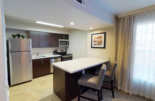 Newark Hotel | 2 Charming Suite Perfect for Family Vacations | Free Breakfast