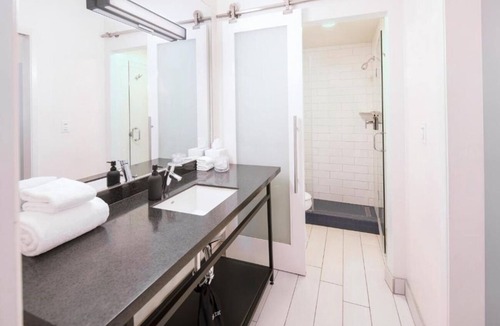 Venice Hotel | 2 Chic Ocean-View Escape Near Venice Beach Boardwalk | FREE Breakfast included