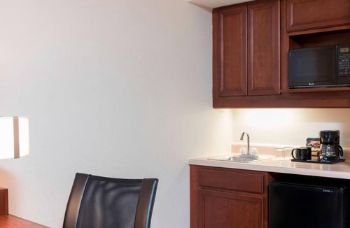 Norwood Park Hotel | 2 Clean Suites Ideal for Groups & Families + Convenient Airport Access Nearby
