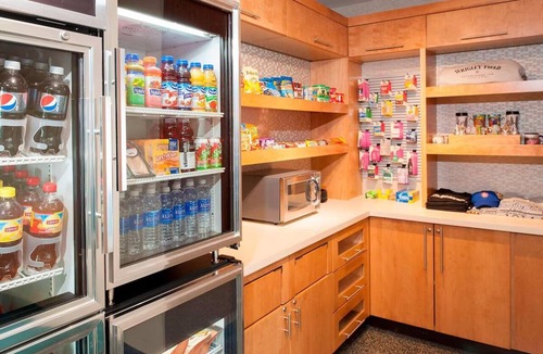 Norwood Park Hotel | 2 Clean Suites Ideal for Groups & Families + Convenient Airport Access Nearby