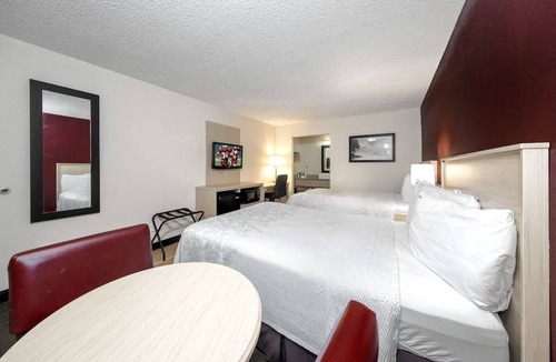 East Naples Hotel | 2 Clean Units + Relaxing Stay Near Naples Pier – for a Budget-Friendly Trip