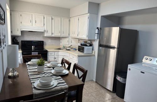Eagle Pass Apartment | 2 Columns Stay 2
