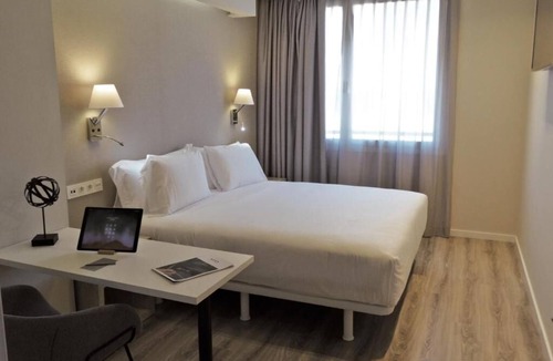 Castanos Hotel | 2 Comfortable Apartments w/Balcony for Pet-Friendly Bilbao Getaways