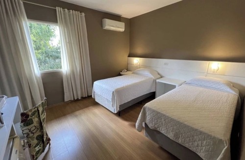 Jaguariaiva Hotel | 2 Comfortable Double Twin Room Set Amid Forest Canopy with Easy Access to Trail