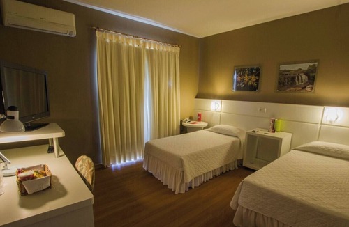 Jaguariaiva Hotel | 2 Comfortable Double Twin Room Set Amid Forest Canopy with Easy Access to Trail