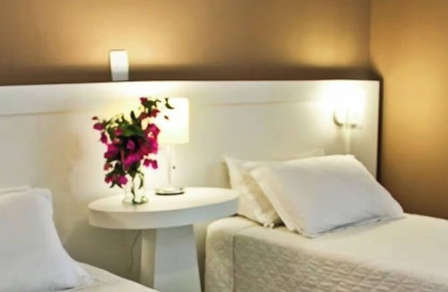 Jaguariaiva Hotel | 2 Comfortable Double Twin Room Set Amid Forest Canopy with Easy Access to Trail