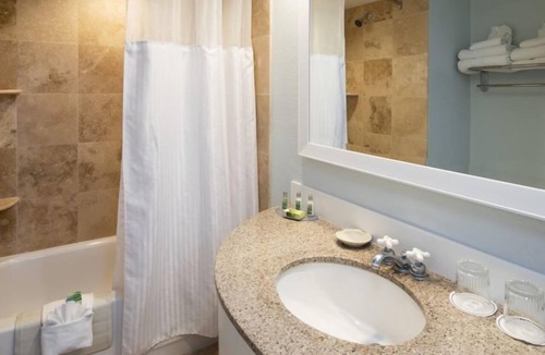 St. Pete Beach Hotel | 2 Comfortable Rooms By The Beach, Parking, Swimming Pools!
