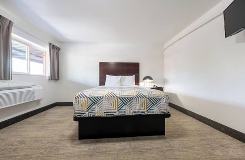 Hollywood District Hotel | 2 Comfortable Rooms Close to Portland Attractions – Easy Transit Access