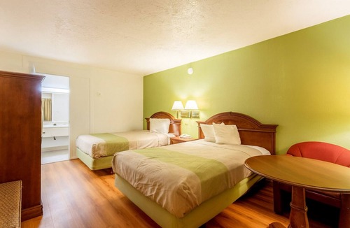 Edgewood Hotel | 2 Comfortable Rooms w/Nearby Edgewood Attractions